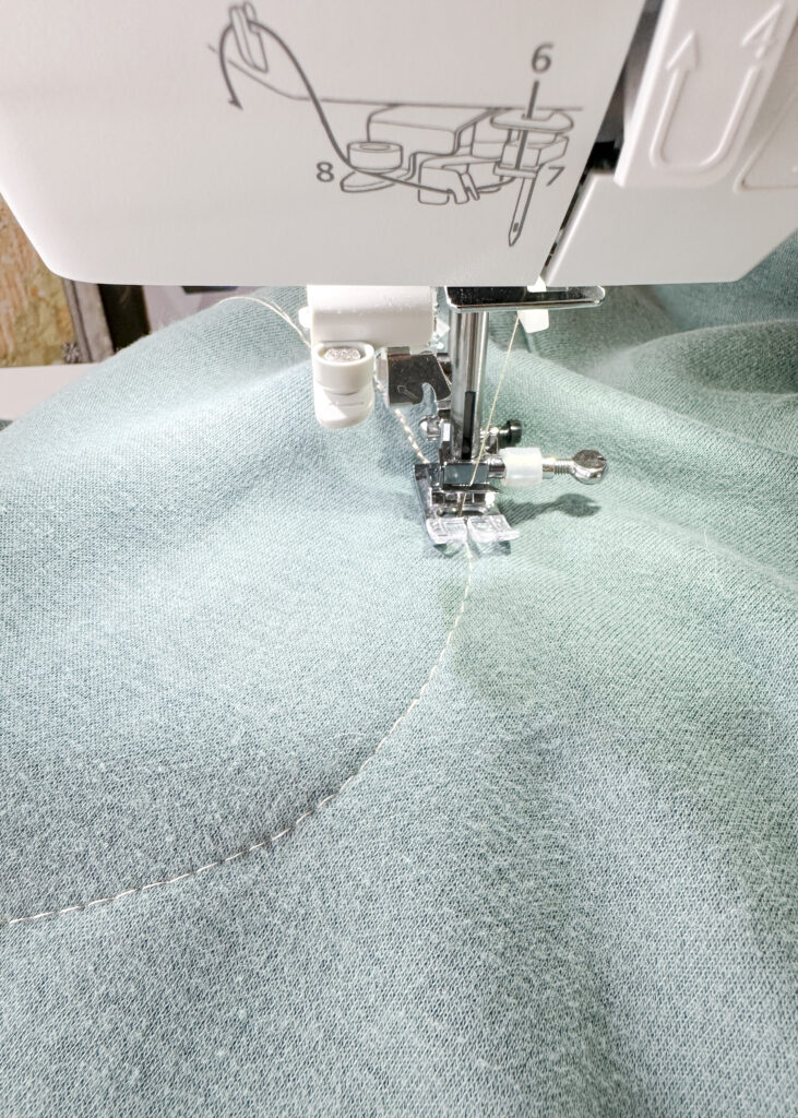 Sewing pumpkin appliqué outline using decorative stitches on NECCHI NE210